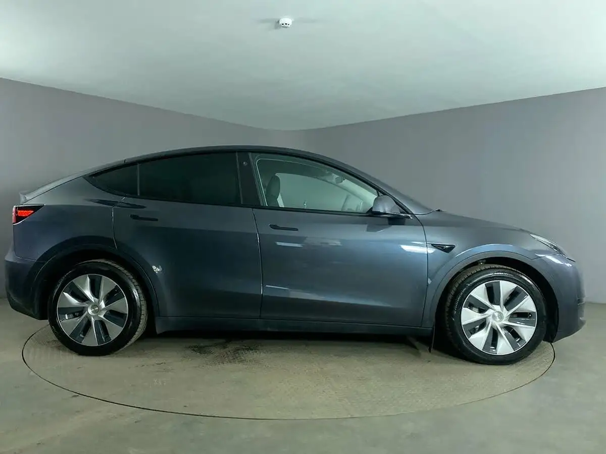 2022-tesla-model-y-e-long-range-big-8