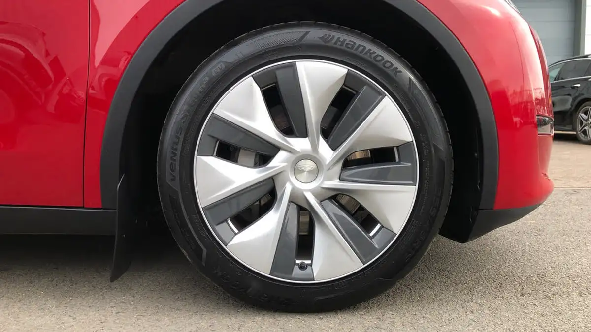 2023-tesla-model-y-e-long-range-big-19