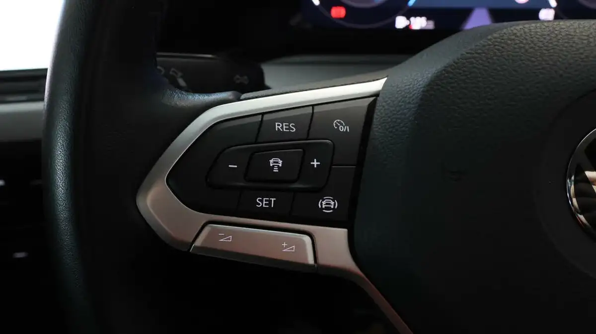 2022-volkswagen-golf-15-tsi-life-130ps-hatchback-big-20