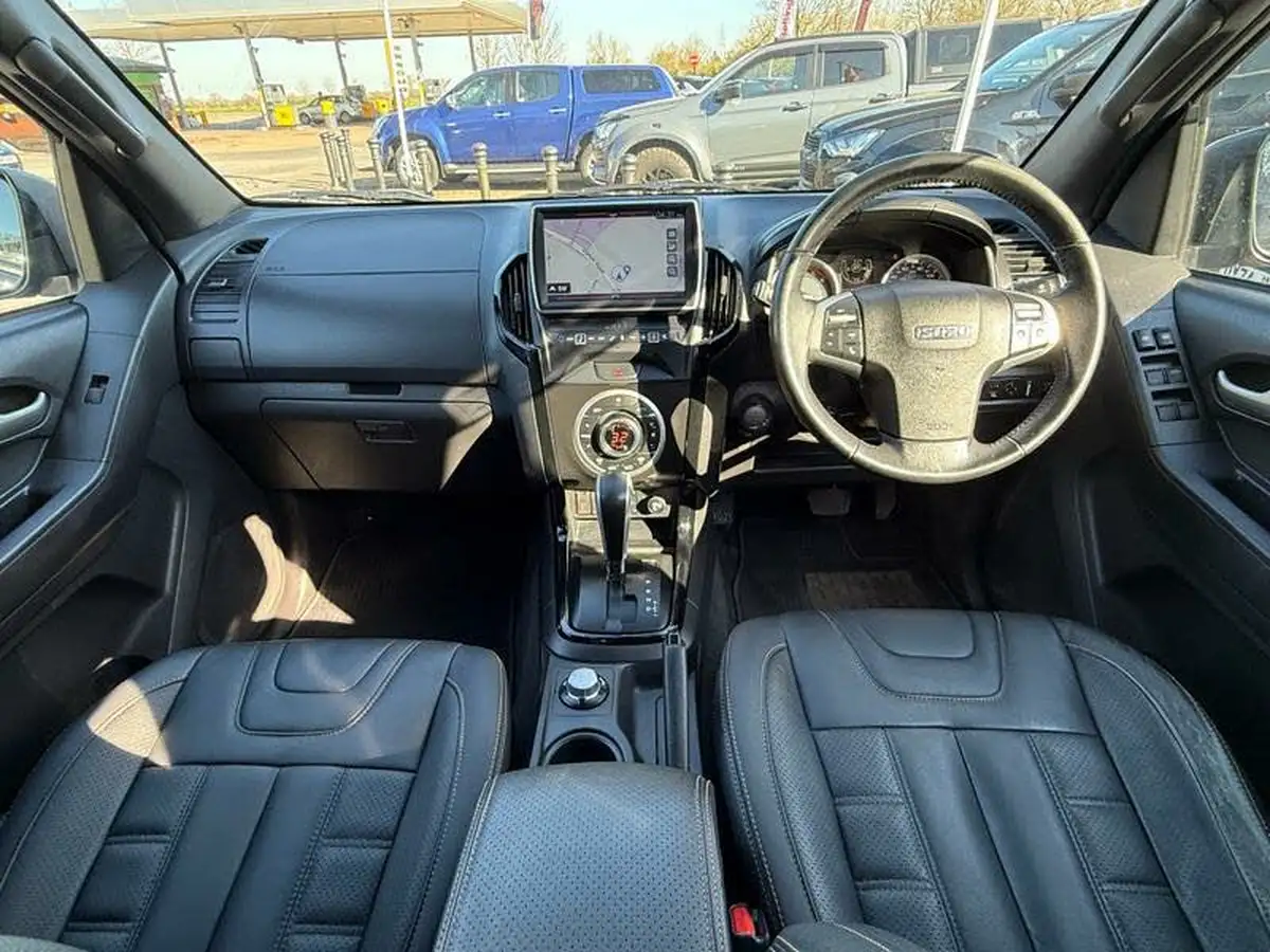 2017-isuzu-d-max-19td-blade-auto-big-1