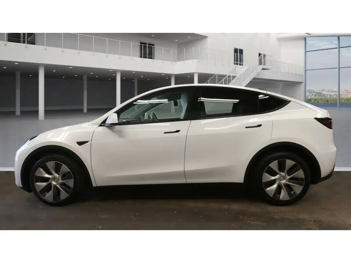 2022-tesla-model-y-e-long-range-big-7