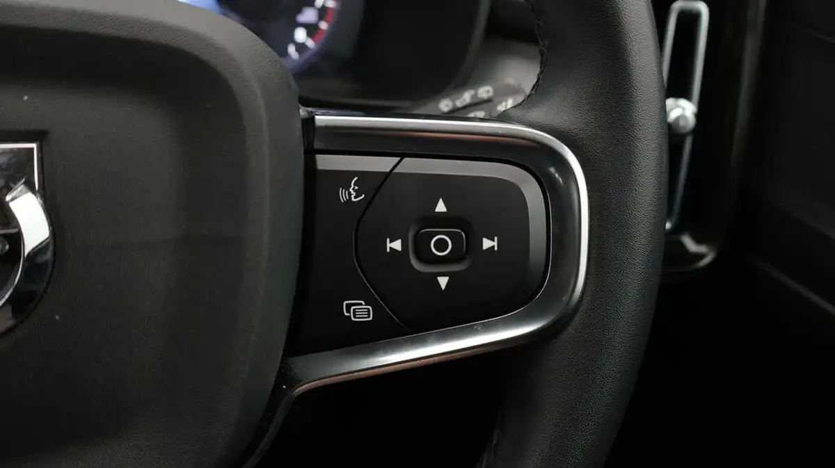 2022-volvo-xc40-15-t3-momentum-big-24