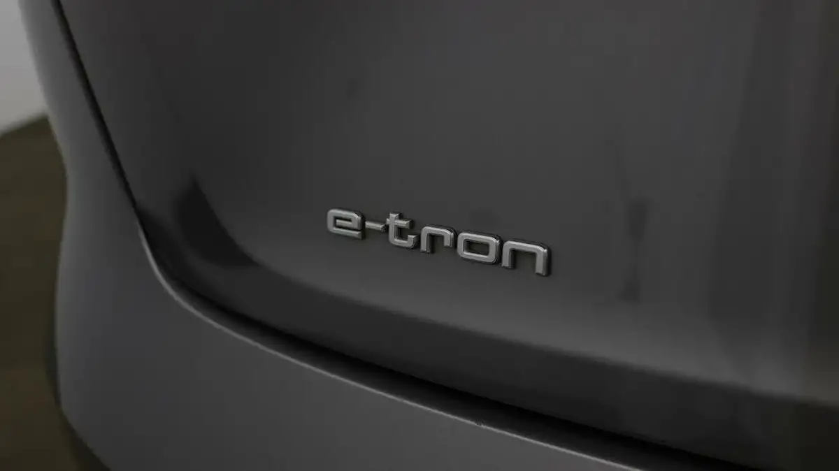 2021-audi-e-tron-50e-technik-station-wagon-big-20