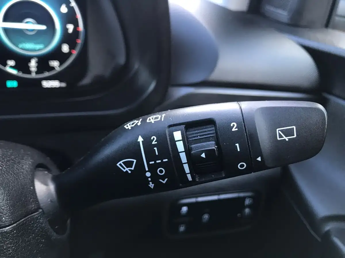 2022-hyundai-i20-10-t-gdi-se-connect-dct-big-27