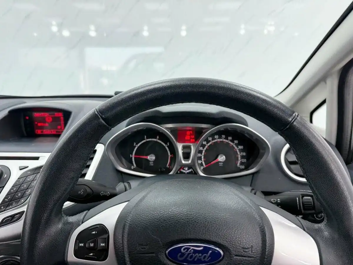 2012-ford-fiesta-125-zetec-3d-big-11