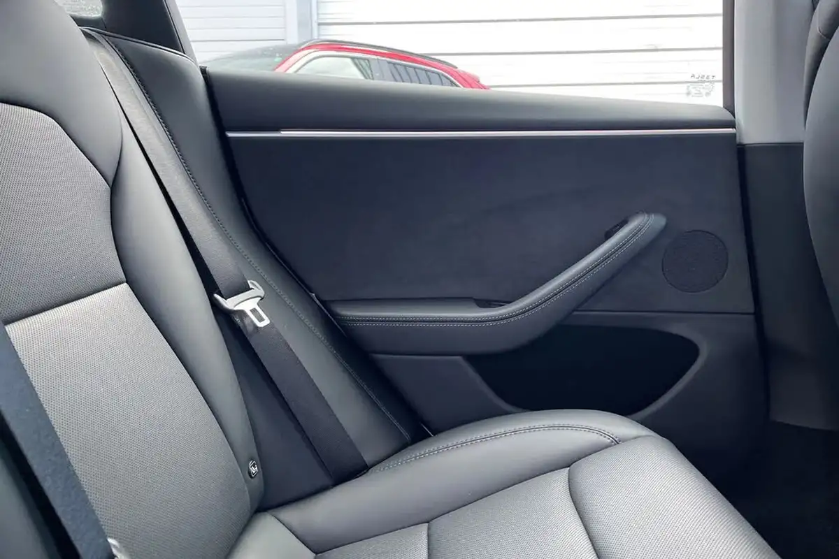 2024-tesla-model-3-big-32