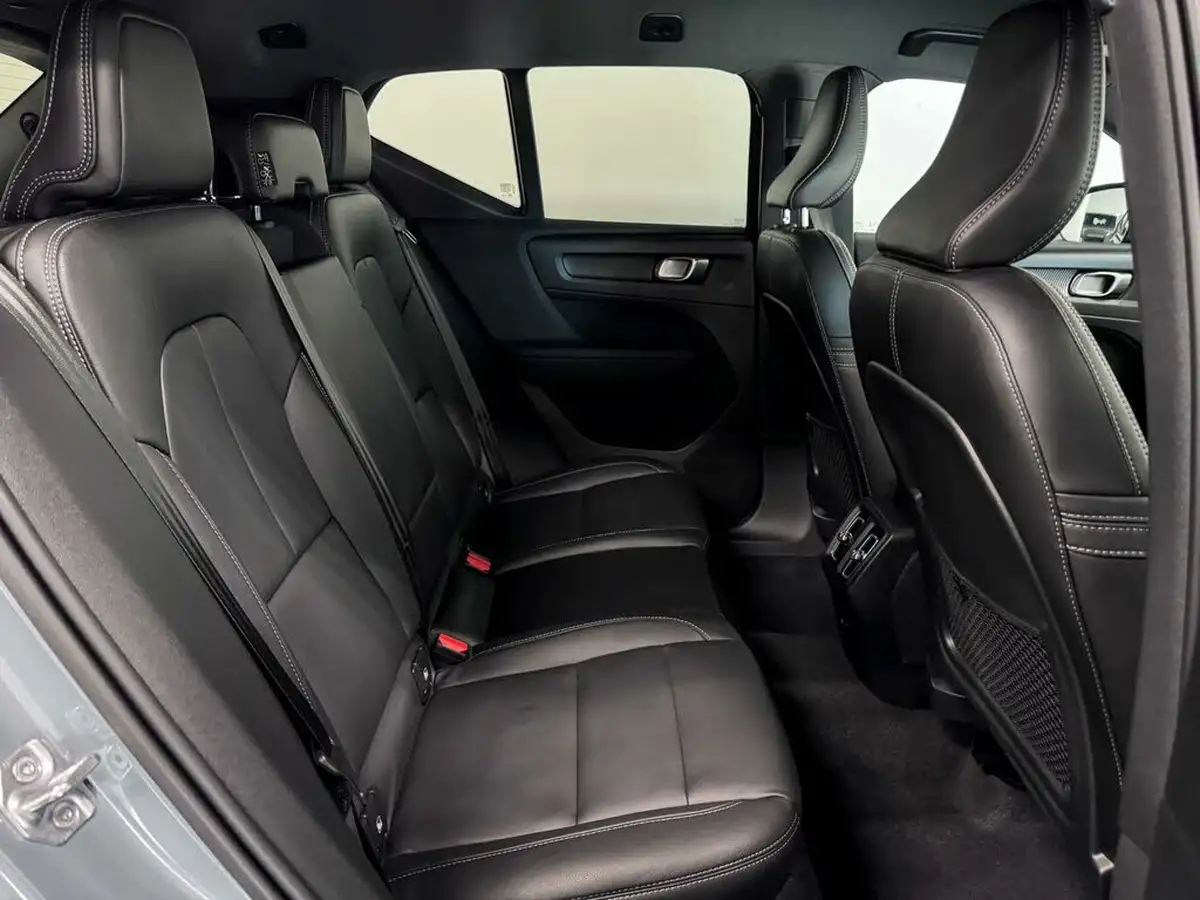 2021-volvo-xc40-e-p8-r-design-big-42