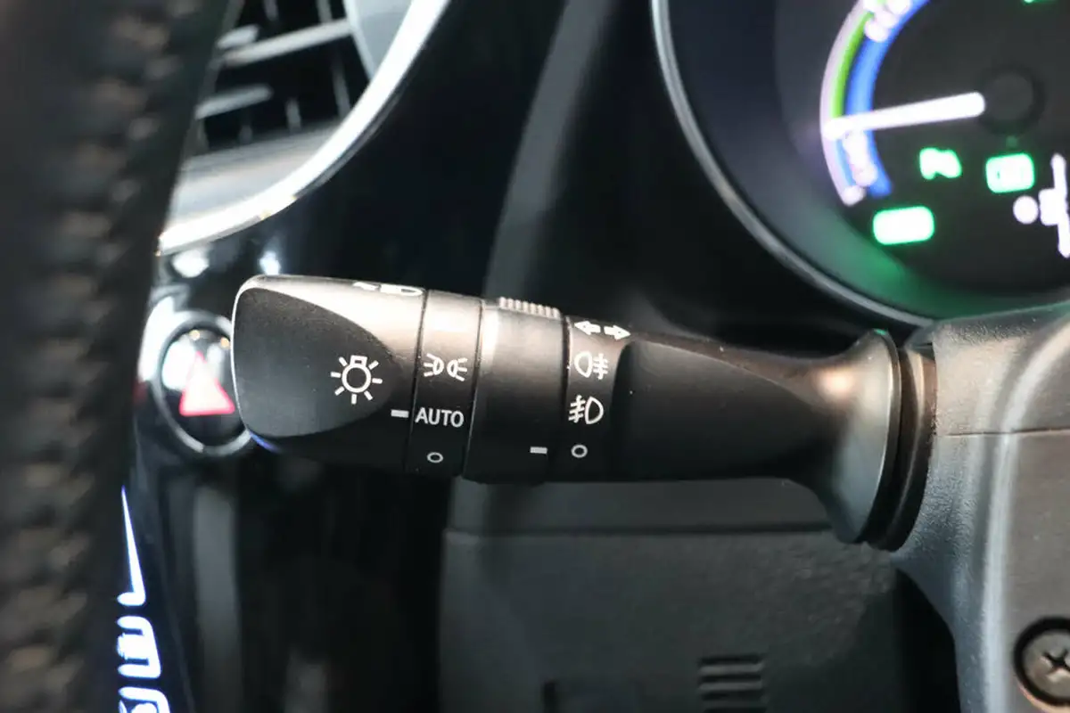 2015-toyota-auris-18-vvt-i-hsd-excel-estate-cvt-big-52