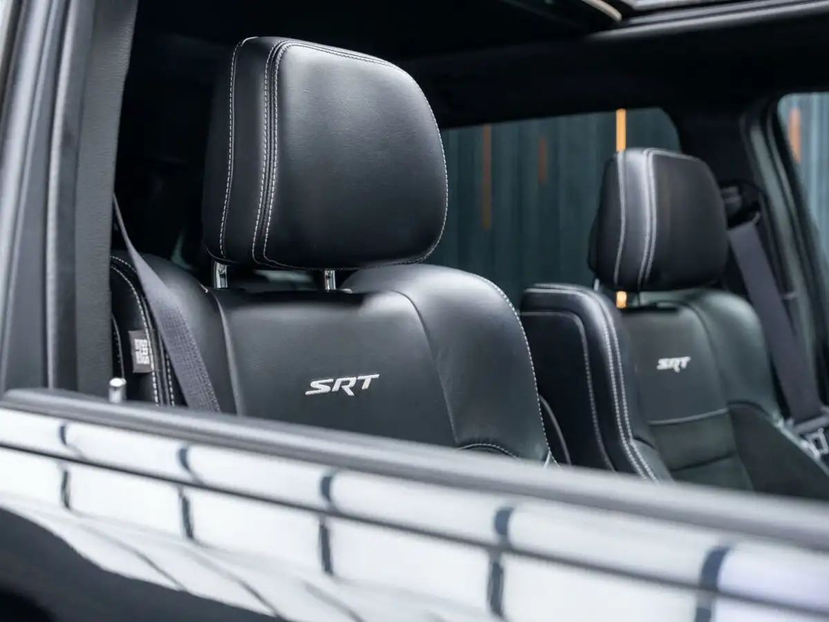 2017-jeep-grand-cherokee-64-hemi-srt-big-37
