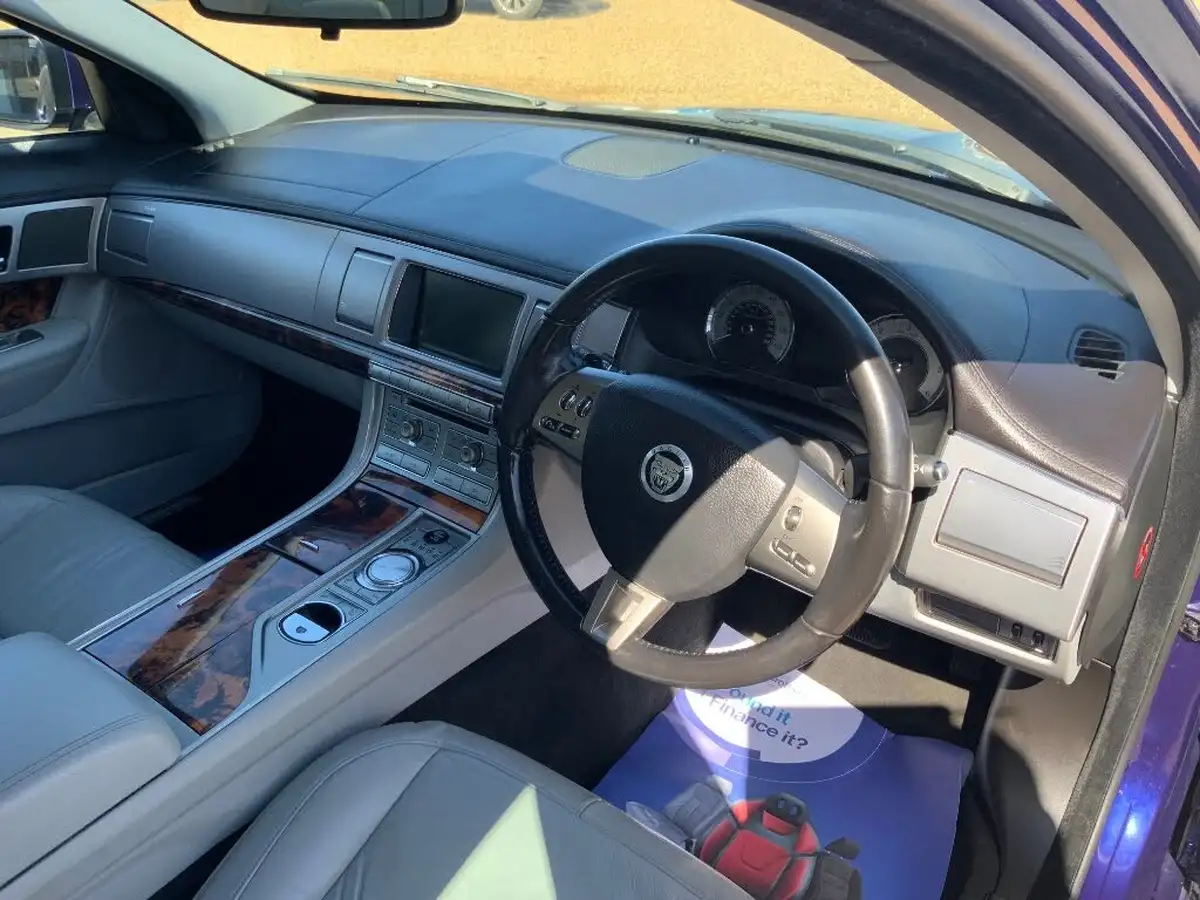2010-jaguar-xf-30td-luxury-big-9