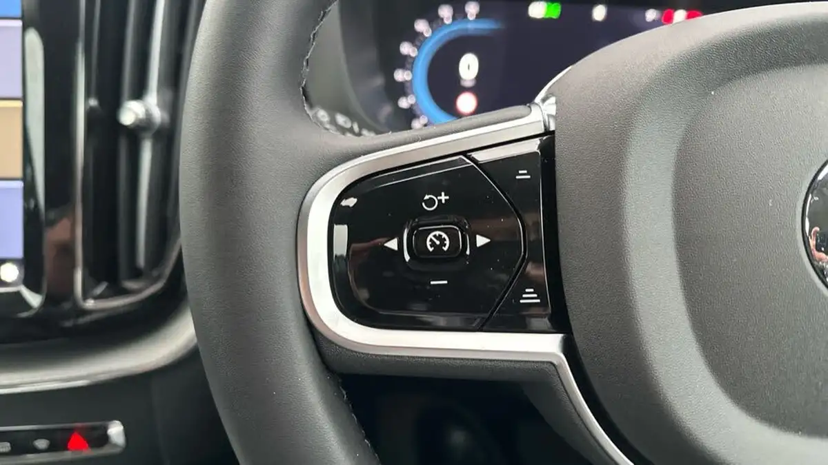 2025-volvo-xc60-20-b5-plus-big-17