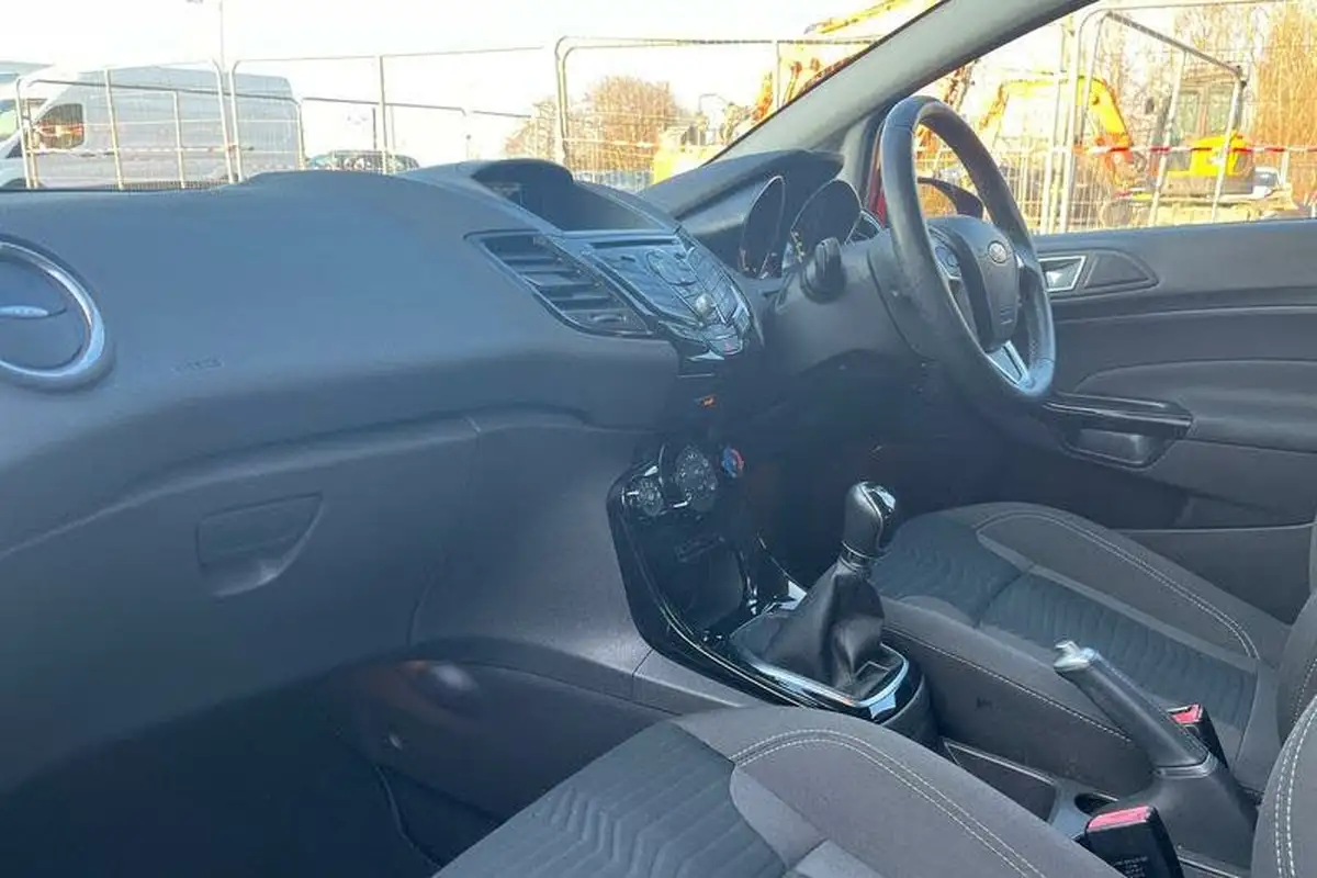 2015-ford-fiesta-125-zetec-5d-big-17
