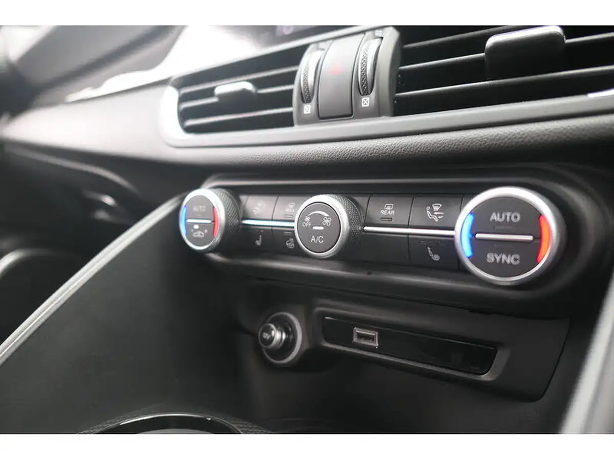 2021-alfa-romeo-giulia-20-veloce-ti-big-23