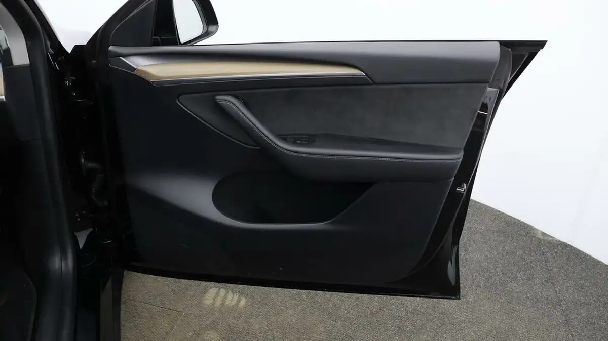 2022-tesla-model-y-e-long-range-big-14