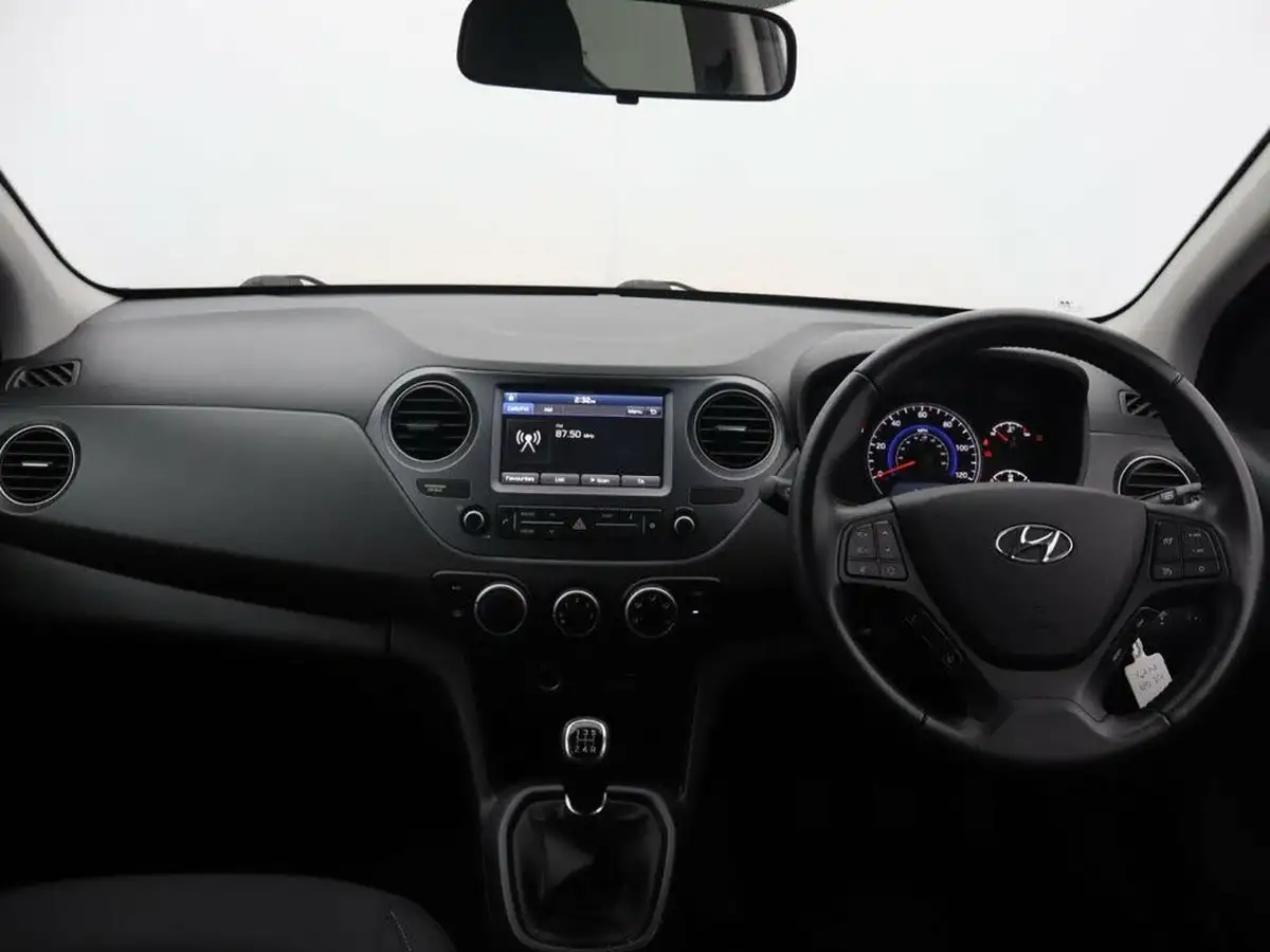 2019-hyundai-i10-10-play-big-25