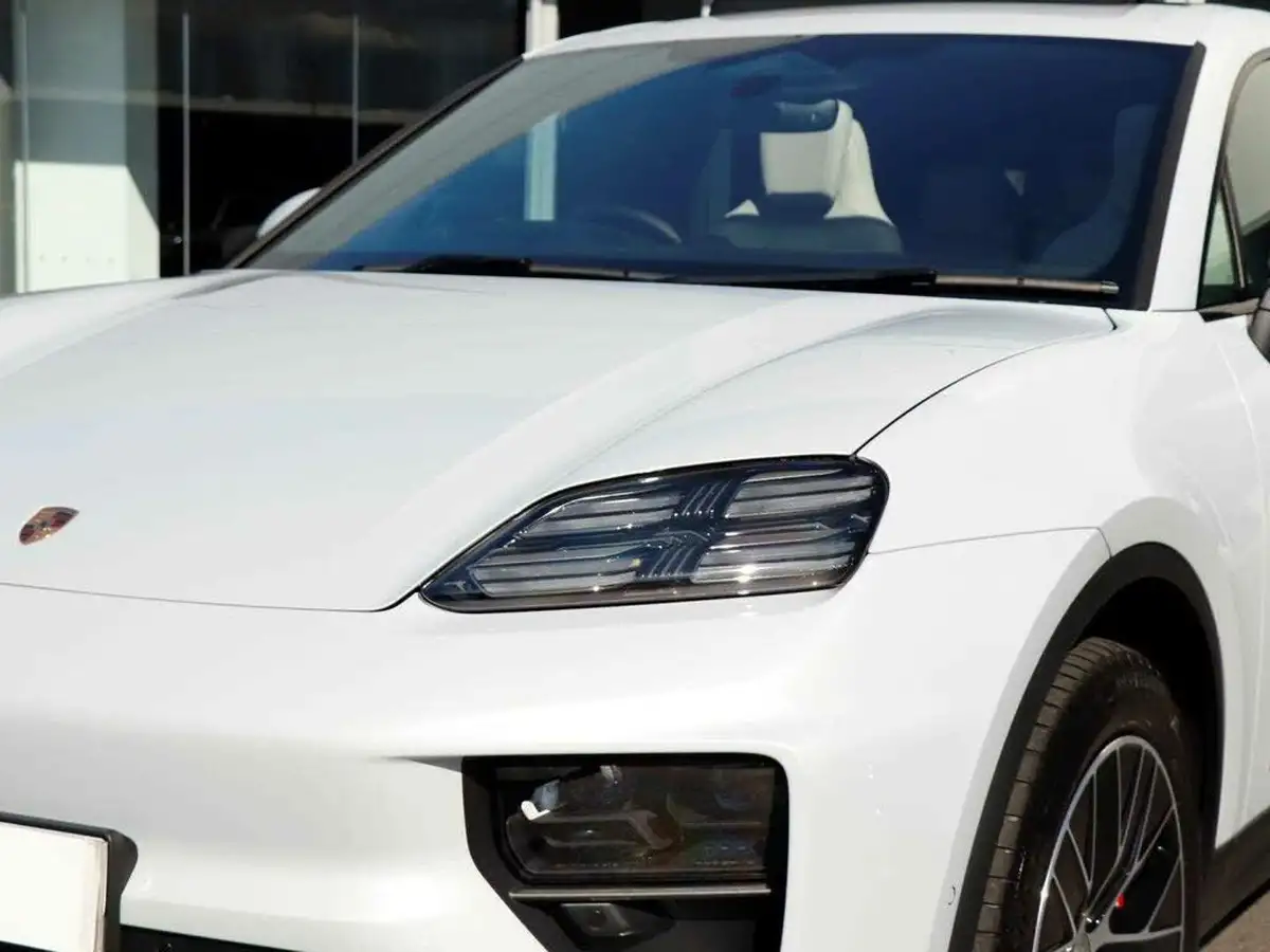 2025-porsche-macan-e-4s-electric-big-25
