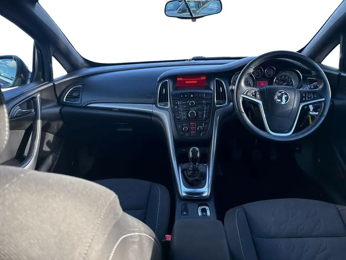 2016-vauxhall-cascada-14-se-16v-vvt-turbo-big-12