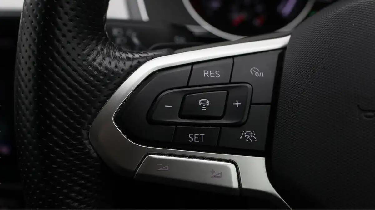 2021-volkswagen-passat-14-tsi-gte-estate-5d-big-22