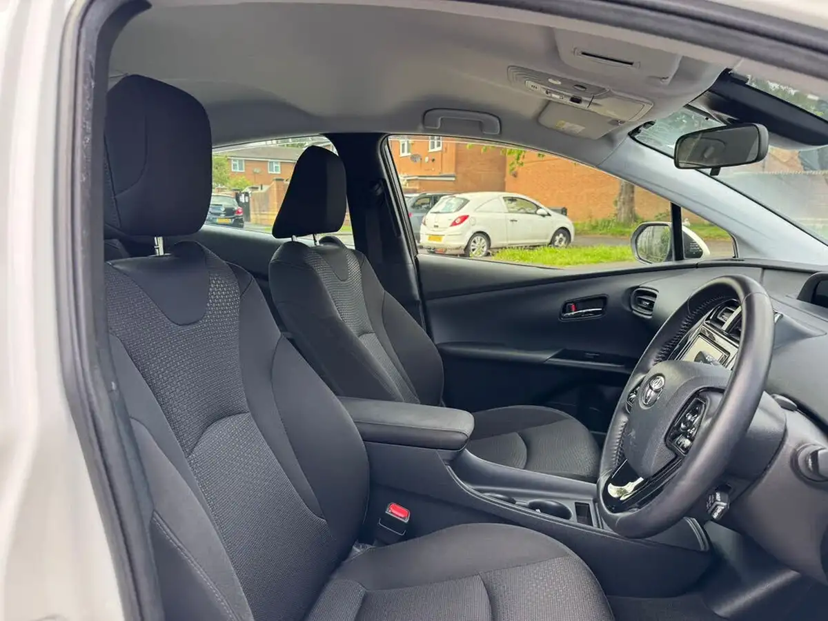 2019-toyota-prius-big-11