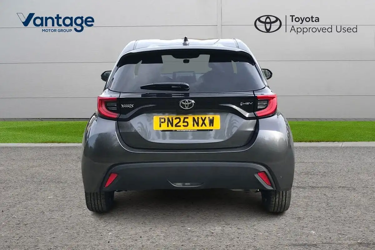 2025-toyota-yaris-15-vvt-i-design-panoramic-roofnavi-big-3