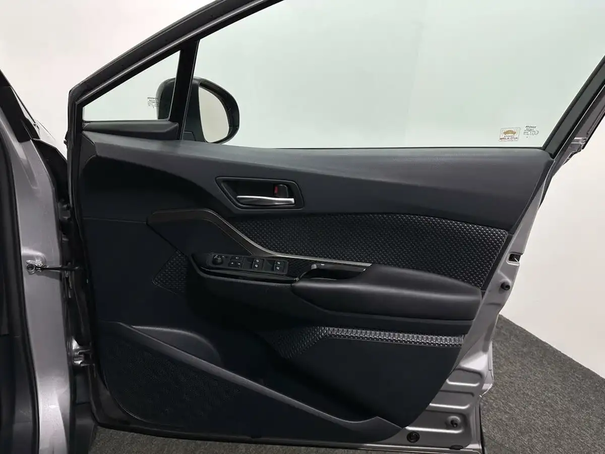 2018-toyota-c-hr-12-dynamic-big-31