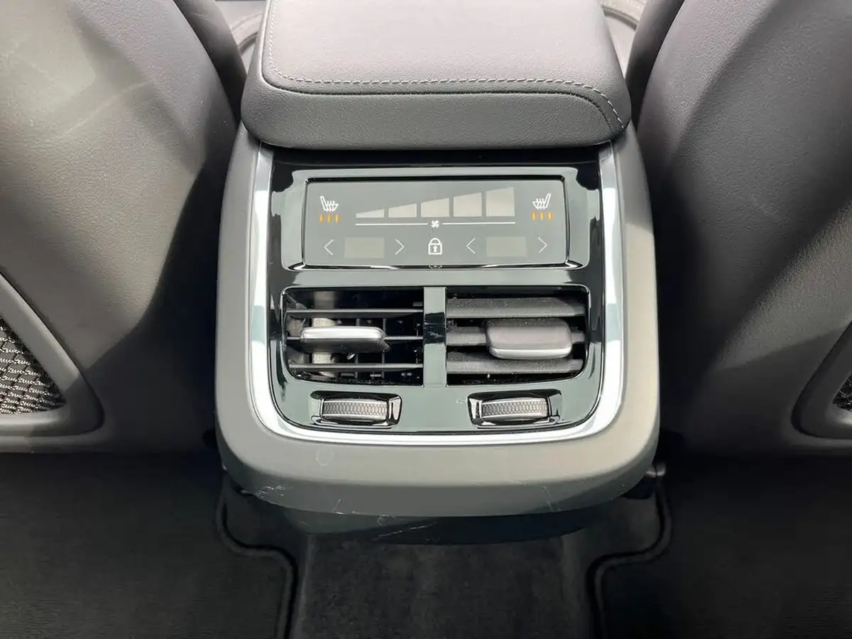 2024-volvo-xc60-20-b5-ultra-black-edition-big-33