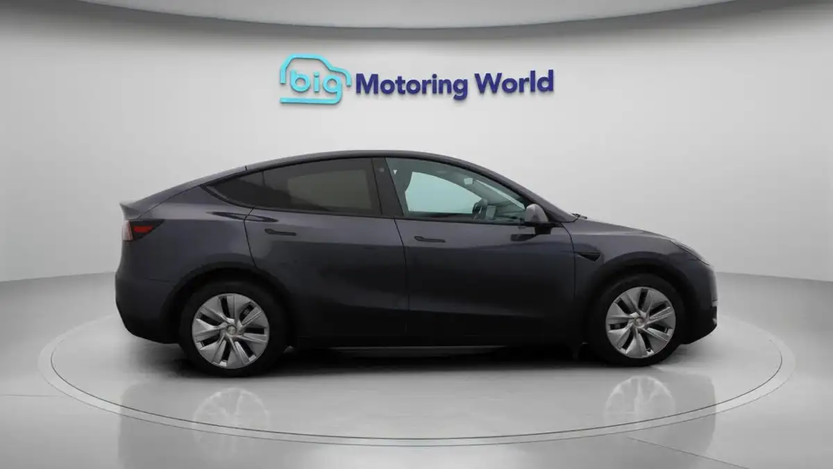 2022-tesla-model-y-e-long-range-big-8