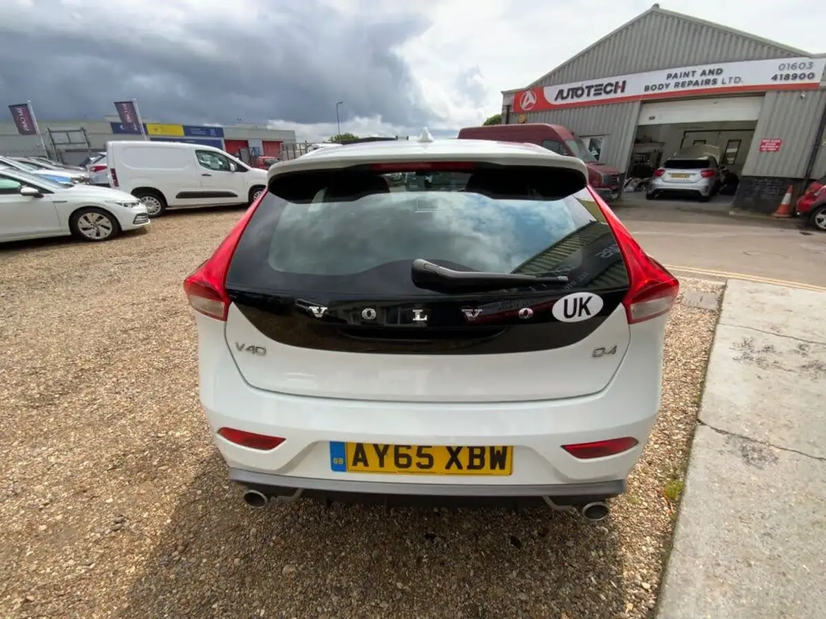2015-volvo-v40-20td-d4-r-design-nav-geartronic-big-3
