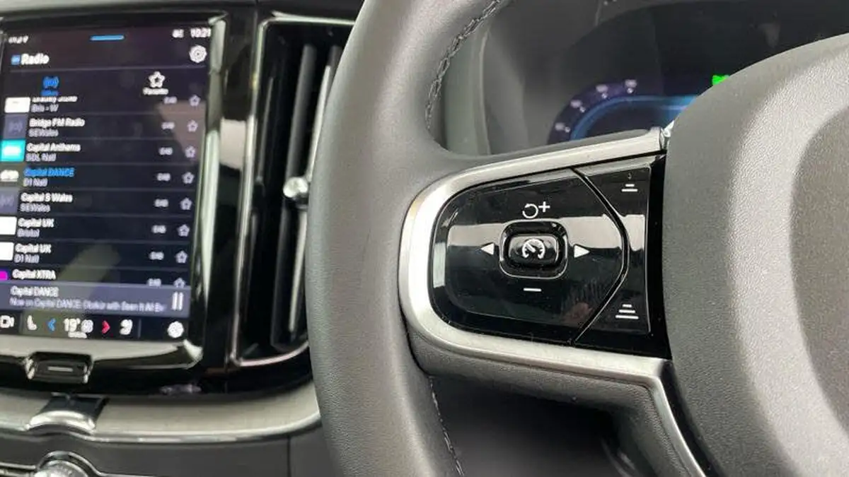 2024-volvo-xc60-20-t8-ultimate-dark-big-14