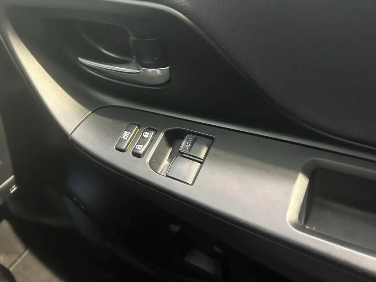 2018-toyota-yaris-15-vvt-i-design-hybrid-big-13