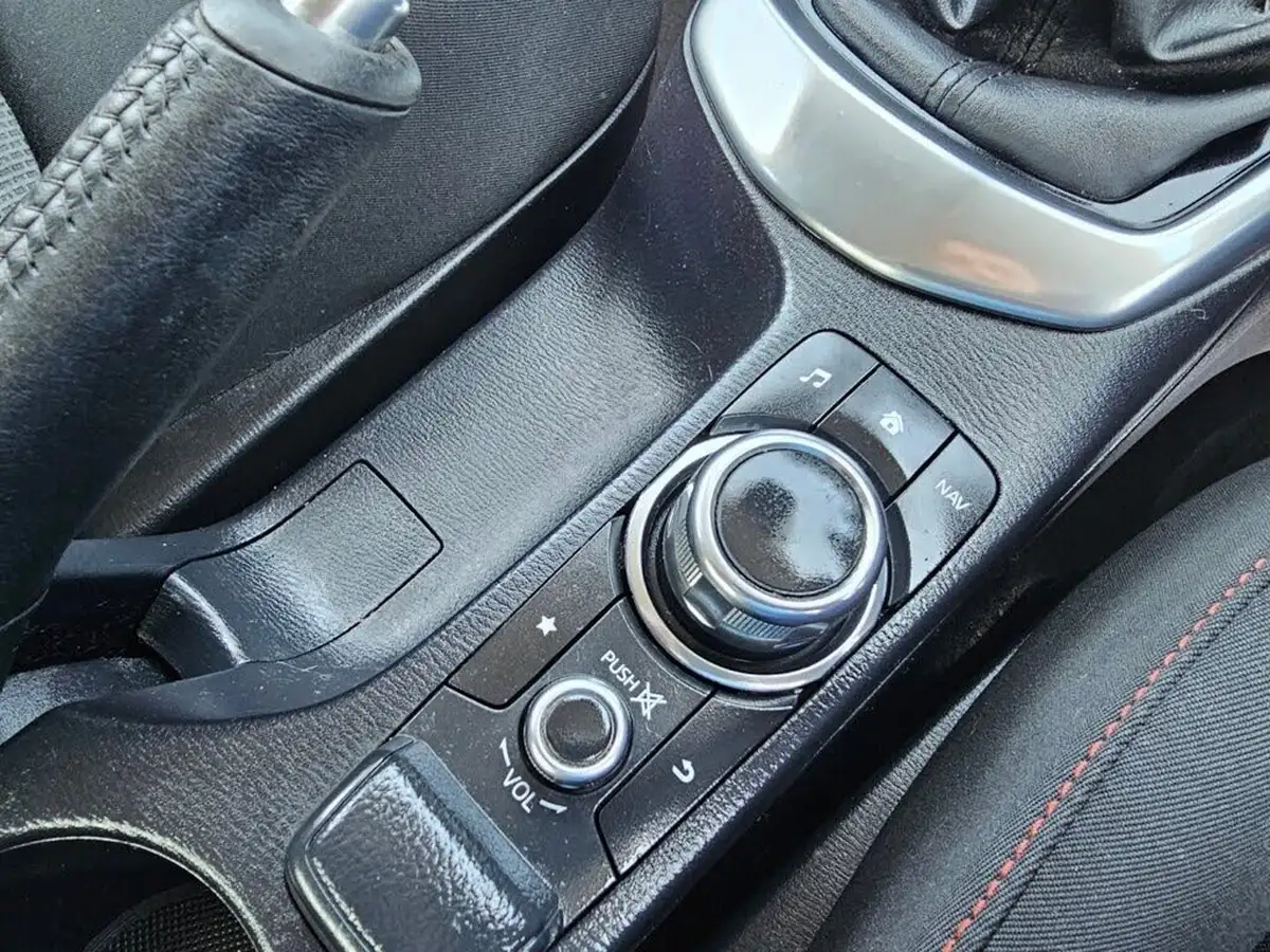 2016-mazda-mazda2-15-sport-nav-90ps-big-23