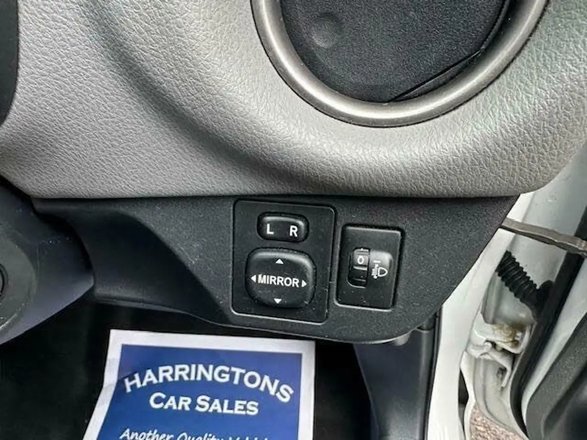 2015-toyota-yaris-133-icon-vvt-i-5d-cvt-big-14