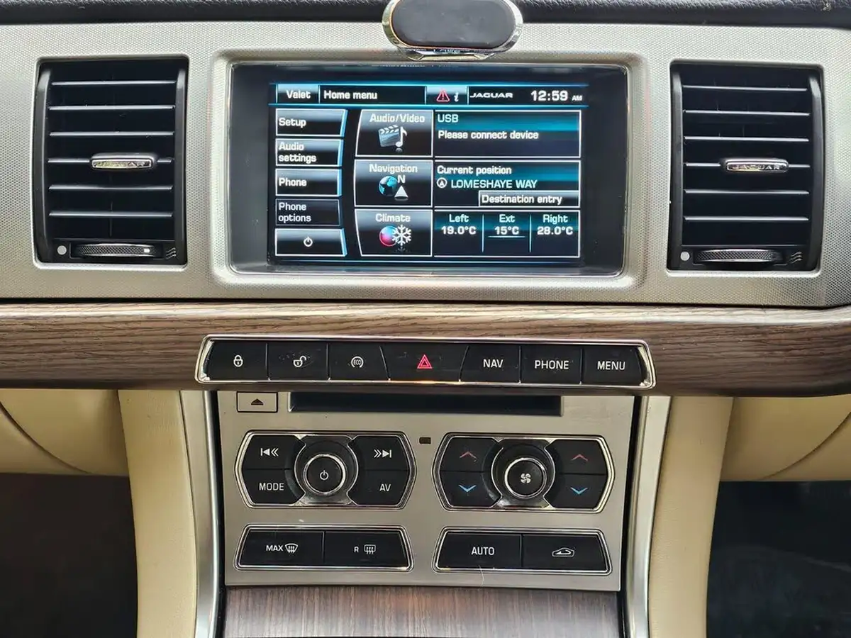 2014-jaguar-xf-22td-luxury-200ps-saloon-4d-big-32