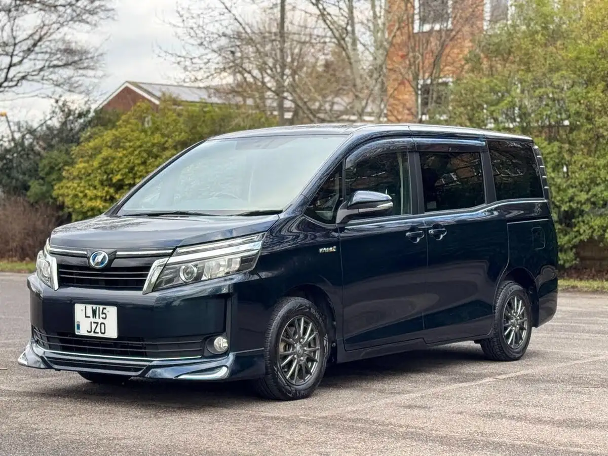 2015-toyota-voxy-18-hybrid-big-14