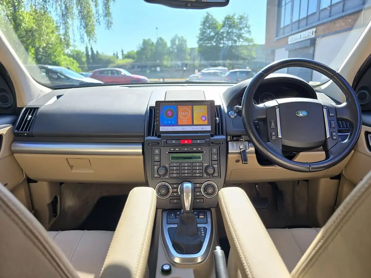 2011-land-rover-freelander-2-big-30