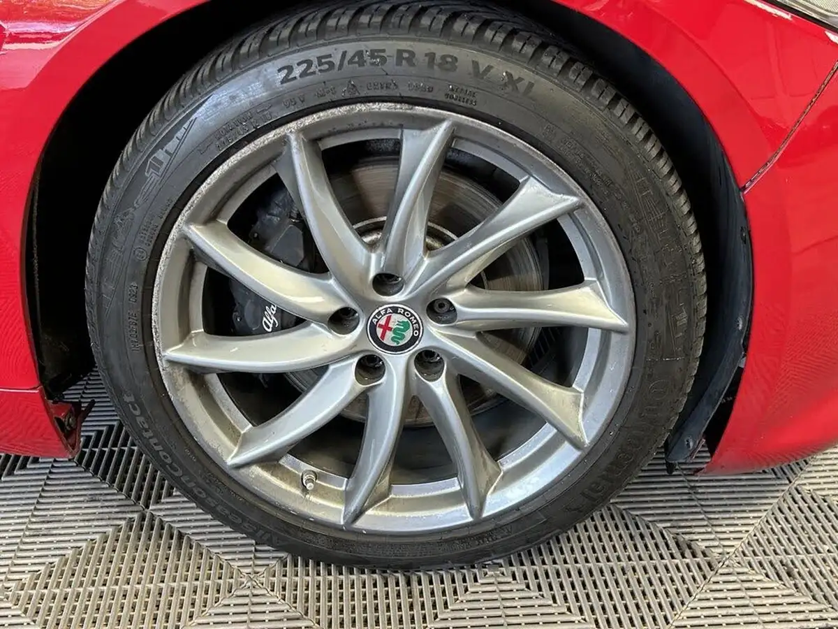 2018-alfa-romeo-giulia-20-veloce-big-24