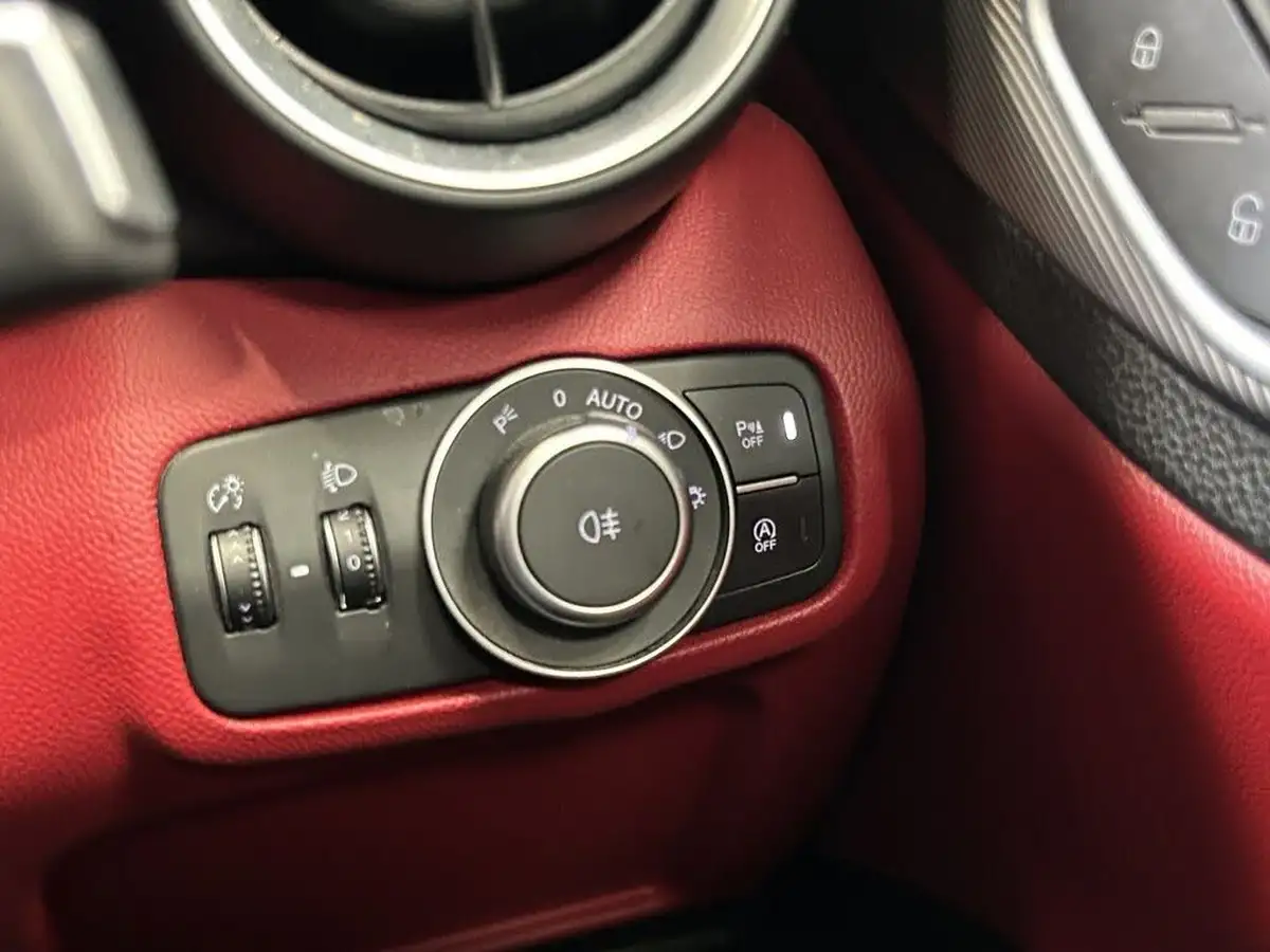 2018-alfa-romeo-giulia-20-veloce-big-52