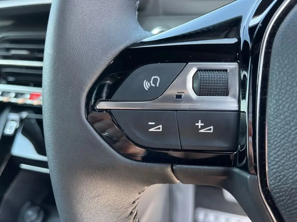 2024-peugeot-2008-suv-e-allure-136ps-50kwh-big-15