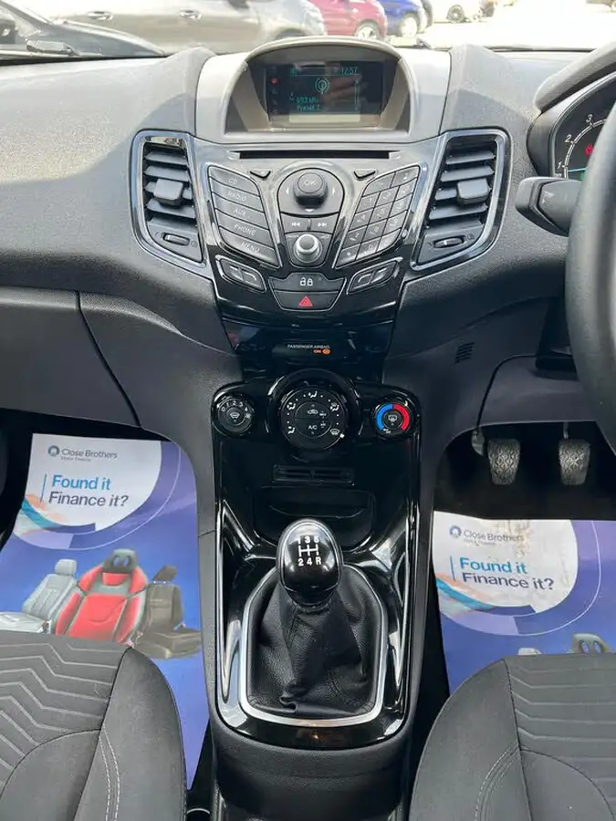 2014-ford-fiesta-125-zetec-5d-big-19
