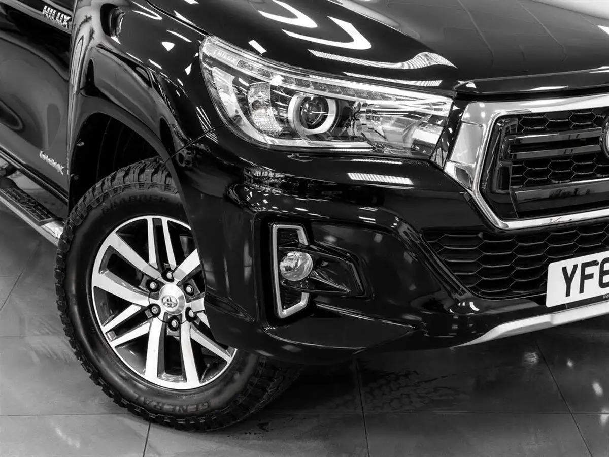 2018-toyota-hi-lux-24d-4d-invincible-at35-32t-auto-big-32