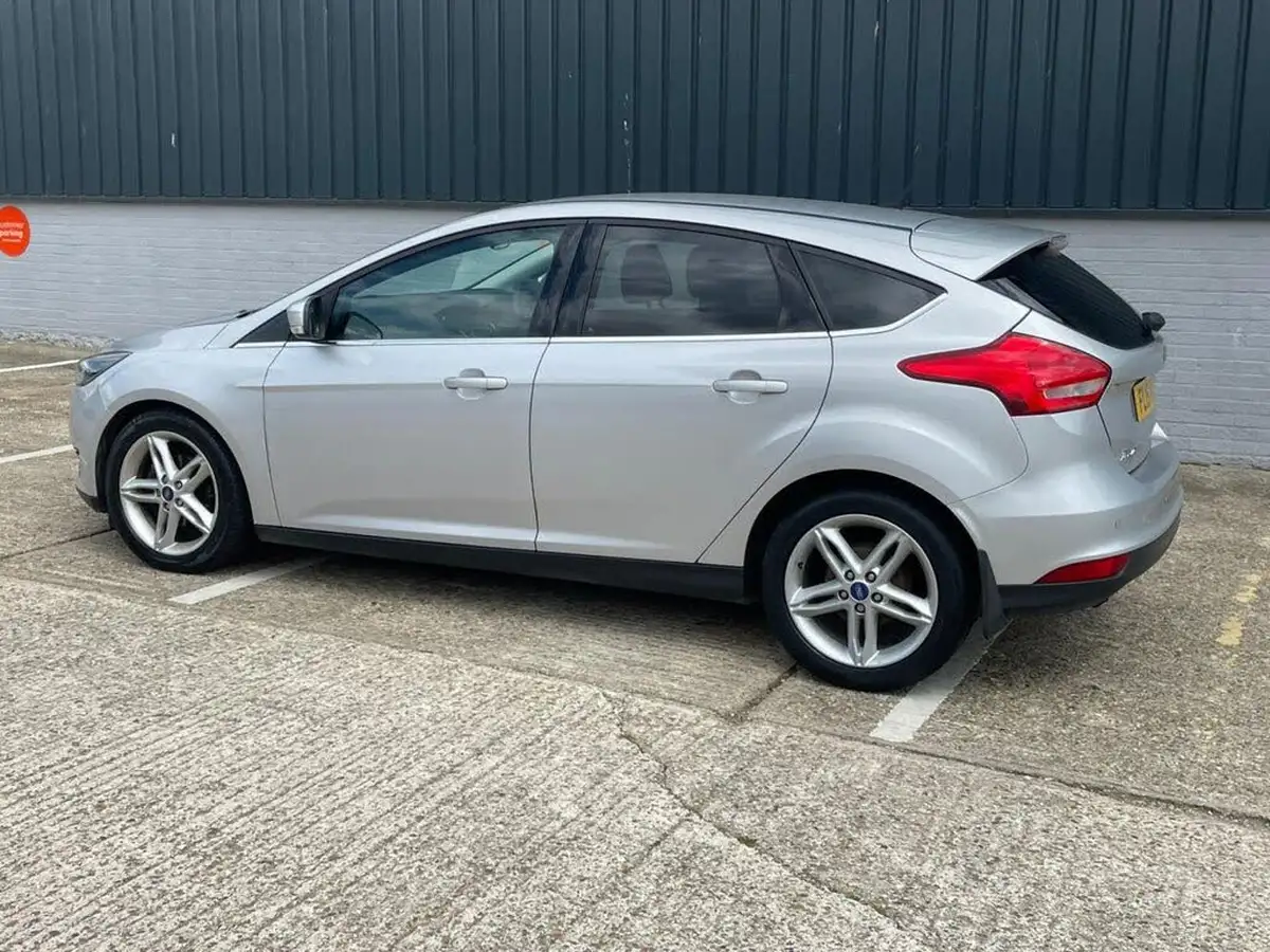 2015-ford-focus-10-zetec-t-125ps-hatchback-big-70