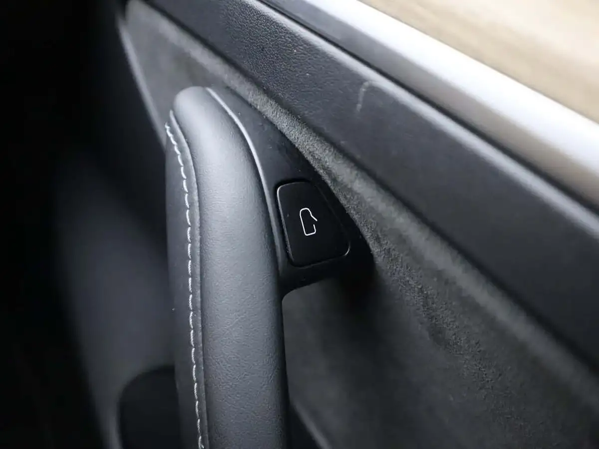 2022-tesla-model-3-e-rwd-big-39