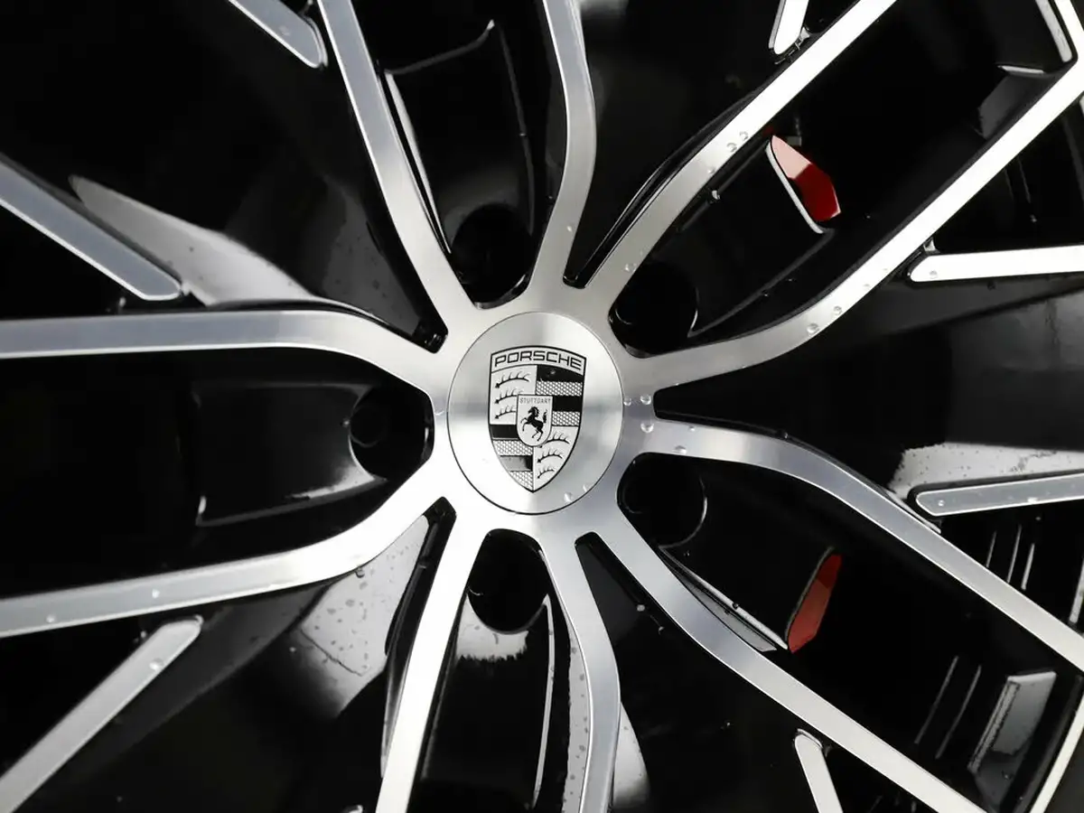 2025-porsche-macan-e-4s-electric-big-30