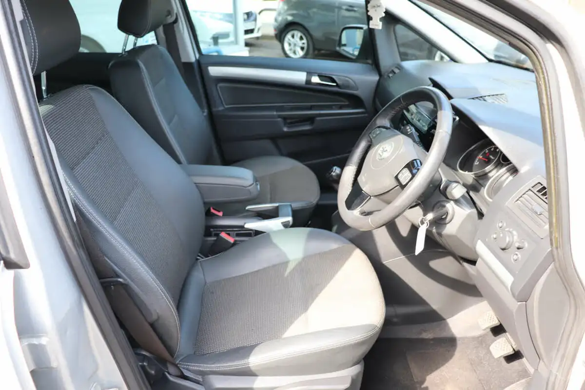 2010-vauxhall-zafira-16-design-big-15