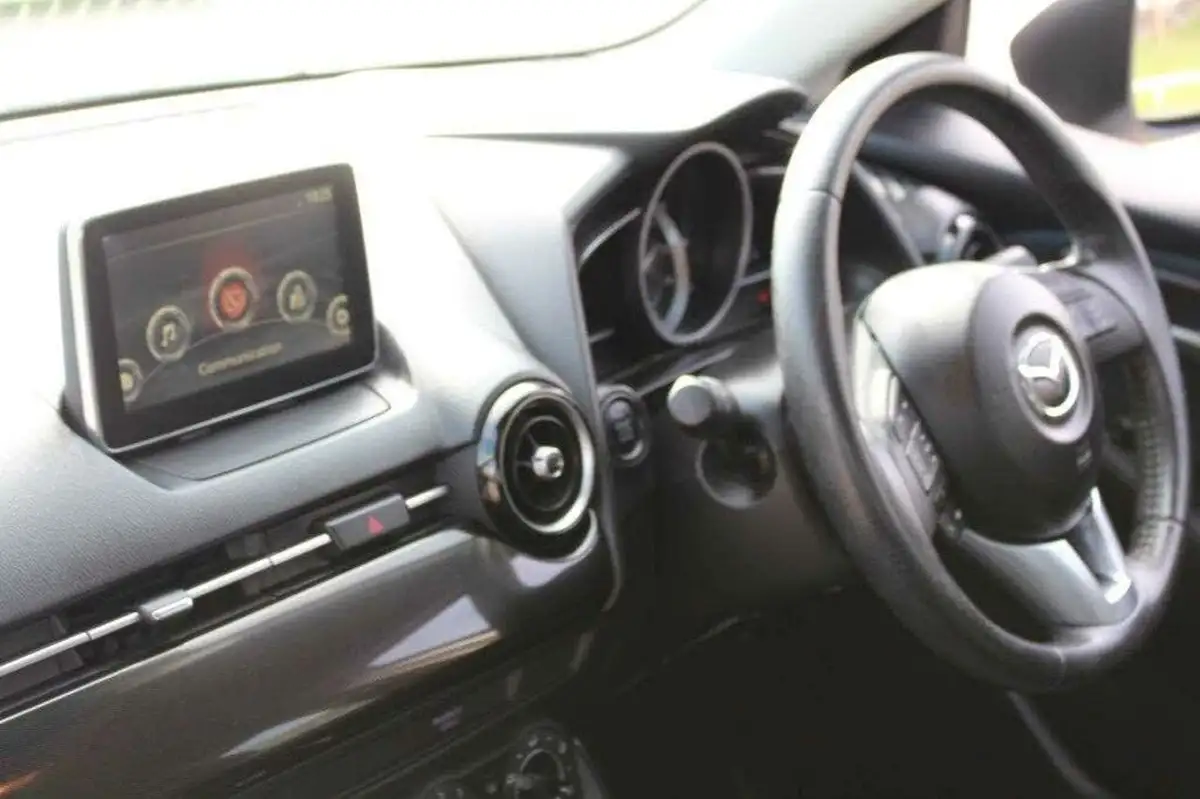 2016-mazda-mazda2-15-se-l-nav-big-15