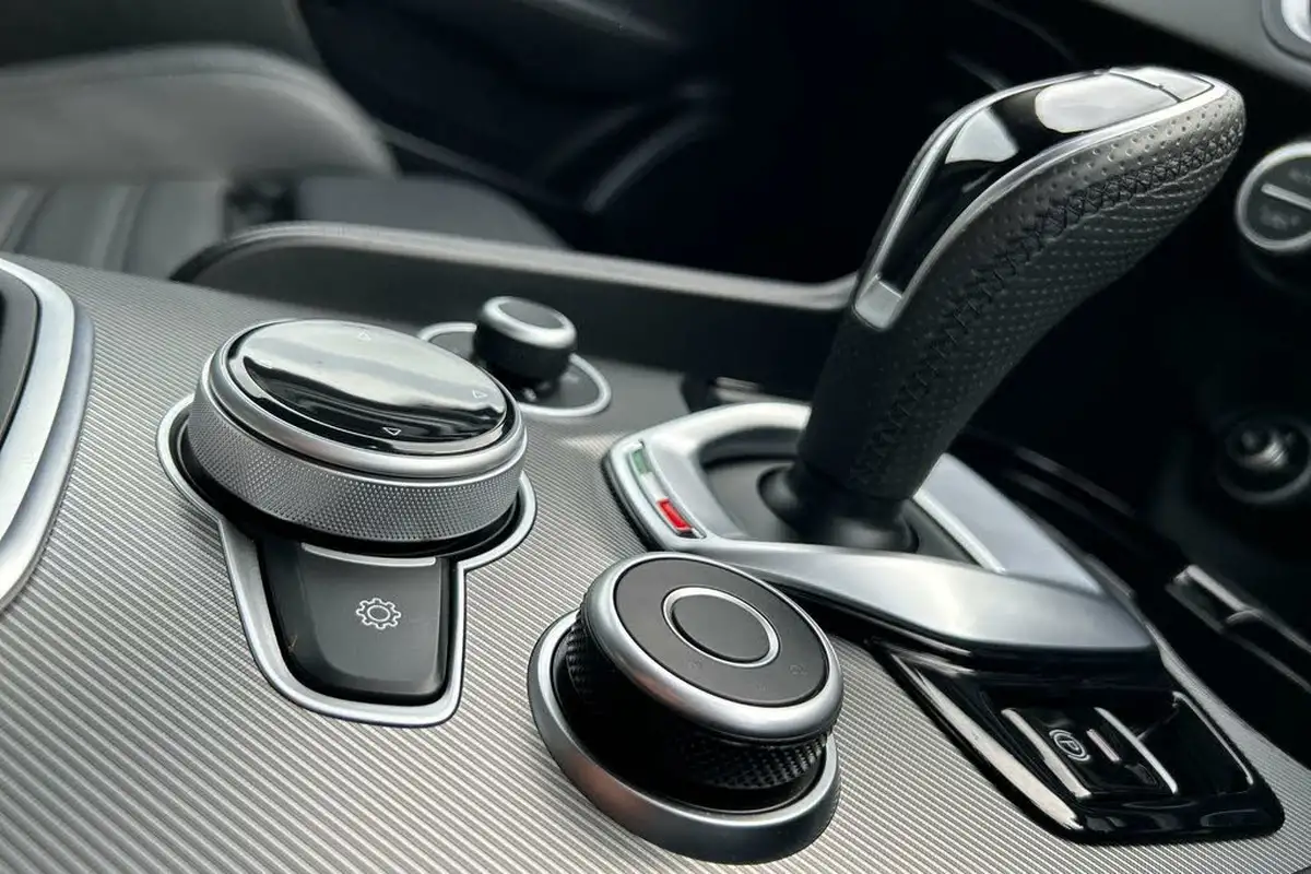 2024-alfa-romeo-giulia-20-veloce-big-21