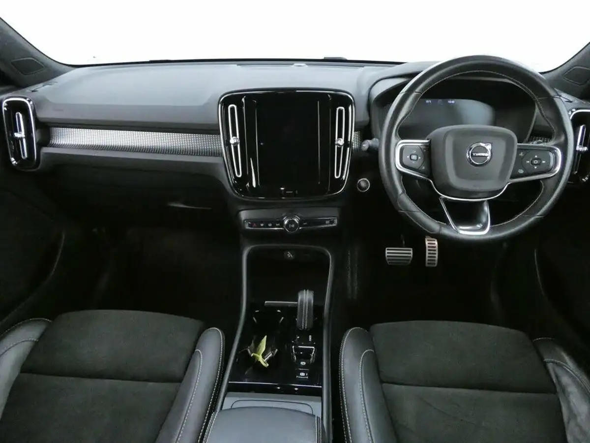 2020-volvo-xc40-20-b4-r-design-big-13