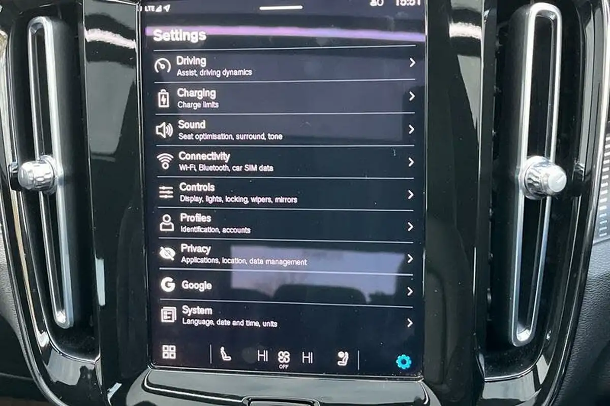 2021-volvo-xc40-e-p8-first-edition-big-33
