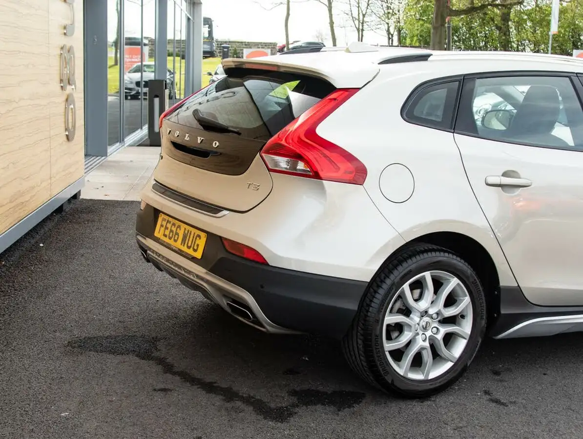 2016-volvo-v40-15-t3-cross-country-pro-big-8