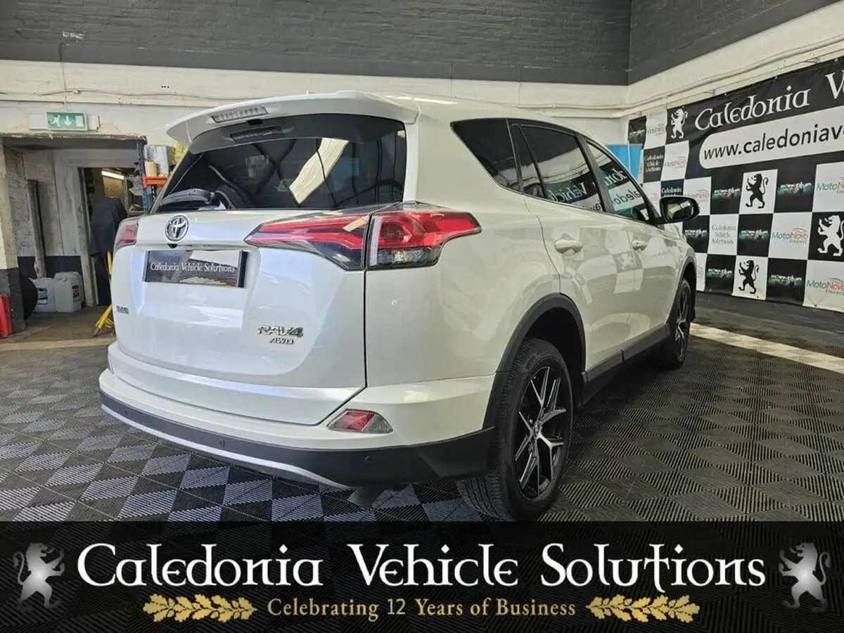 2018-toyota-rav4-20-design-awd-big-41